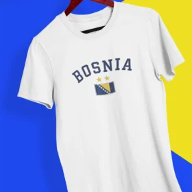 mockup-of-a-hand-holding-a-t-shirt-in-a-colorful-background-26735 kopier