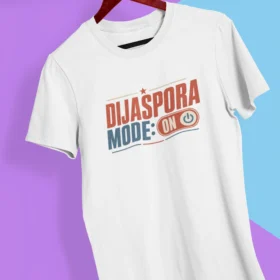 mockup-of-a-hand-holding-a-t-shirt-in-a-colorful-background-26735 kopier